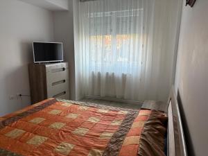 En eller flere senge i et værelse på Urban Retreat Apartment