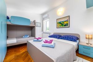 En eller flere senge i et værelse på Villa Marin + 33 billeder