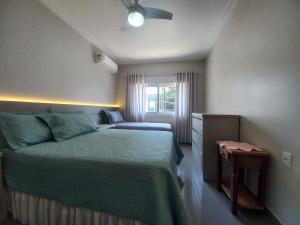 Ένα ή περισσότερα κρεβάτια σε δωμάτιο στο Casa Com Três Dormitórios Pertinho Do Mar Em Capão Da Canoa