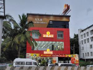 Un edificio con un SSR y un cartel de residencia. en ssr grand residency, en Padappai 2 fotos más