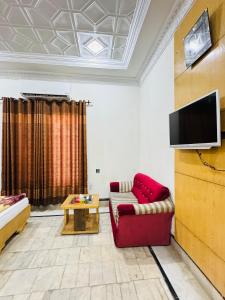 Μια τηλεόραση ή/και κέντρο ψυχαγωγίας στο Comfort Rezidor Guest House