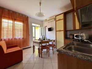 Kuchyň nebo kuchyňský kout v ubytování Homely apartment close to the beach-Beahost