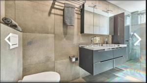 a bathroom with a sink and a mirror at Ferienwohnung 1 neu Speyer in Speyer