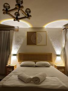 Postel nebo postele na pokoji v ubytování Mihre Konağı