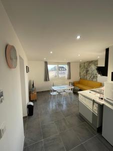 une cuisine et un salon avec une table dans l'établissement Famille LATT, à Ouges