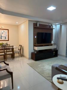 Μια τηλεόραση ή/και κέντρο ψυχαγωγίας στο Casa completa e climatizada em Ilhéus