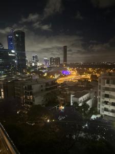 una vista di una città di notte con le luci di Perth Perfection for Cricket a Perth