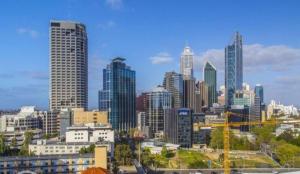 vista su uno skyline della città con edifici alti di Perth Perfection for Cricket a Perth
