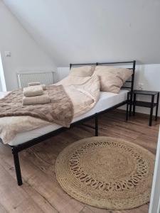 - un lit avec des couvertures et des oreillers dans une chambre dans l'établissement Domek Noclegowy JoWish, à Strachocina