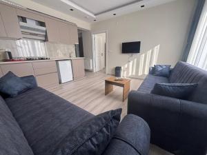 a living room with a couch and a kitchen at Bolu Tabaklar suit in Bolu