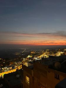 Východ nebo západ slunce při pohledu z hotelu nebo okolí