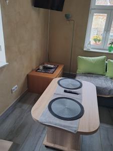 Cette chambre dispose d'une table et d'un ventilateur. dans l'établissement Ferienwohnung, à Brandis