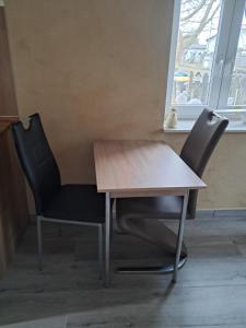 une table et deux chaises dans une pièce dans l'établissement Ferienwohnung, à Brandis 5 autres photos