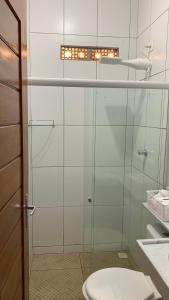 ein Badezimmer mit Glasdusche und Toilette in der Unterkunft Casa Maria Bonita in Maragogi + 8 Fotos