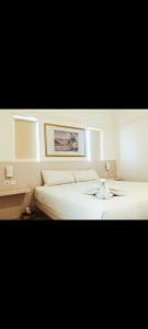 Un dormitorio con dos camas y un cuadro en la pared. en Easy staycation, en Rampal