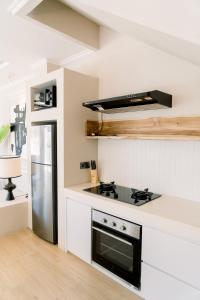 eine Küche mit Herd und Kühlschrank in der Unterkunft Stylish Canggu Villa 4BR with Ricefield View in Mantaak + 11 Fotos