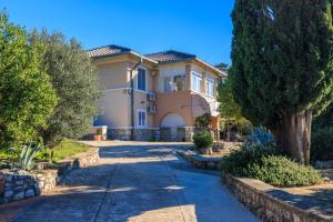 塞尔瑟Beach Villa Selce的前面有一棵树的大房子 更多40张照片