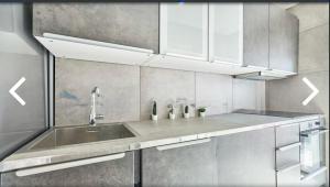 Kuchyň nebo kuchyňský kout v ubytování First occupancy modern apartments for rent