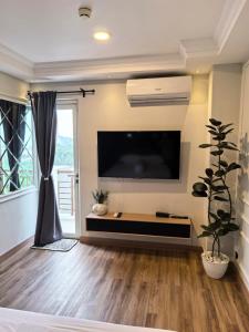 Μια τηλεόραση ή/και κέντρο ψυχαγωγίας στο Sentul City Apartment Comfortable Suite
