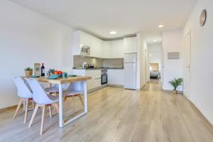 Køkken eller tekøkken på ATLANTIC BREEZE, Bright Big Terrace, Pool, Wifi