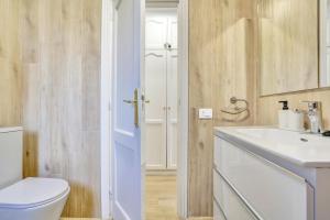 Et badeværelse på ATLANTIC BREEZE, Bright Big Terrace, Pool, Wifi + 14 billeder