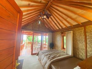 Postel nebo postele na pokoji v ubytování Lajolla Waterfall Resort