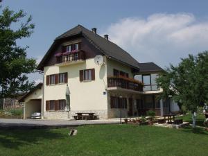 ein großes weißes Haus mit Fenstern und einem Hof in der Unterkunft Apartments Sven in Rastovača