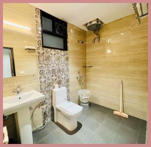 a bathroom with a toilet and a sink at Vidyalaxmi Narayan marg Sagar Chandrodaya Varindavan Near Shree Hanuman Tekri Temple and Bankey Bihari Temple - Free Public Parking and Room Service - Fully Air conditioning Luxuary Room - Top Rated Hotel in Vrindāvan