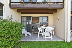 Μπαλκόνι ή βεράντα στο Napili Point B5 · NP B5 OceanFront Condo w Ocean Views AC Pool