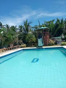 ein großer Pool mit Rutsche in einem Resort in der Unterkunft Bulls residence seaview in Toledo City + 1 Foto