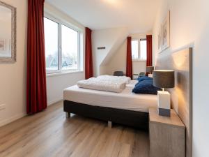 Ένα ή περισσότερα κρεβάτια σε δωμάτιο στο Serene Holiday Home in De Koog Texel with Sauna