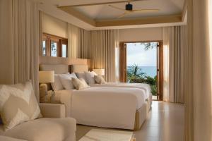 1 dormitorio con 2 camas y una ventana con vistas al océano en Villa Macaque and Villa Languor, en Railay Beach 80 fotos más