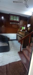 um átrio do hotel com uma recepção e escadas em Sri Raghavendra Inn em Kākināda
