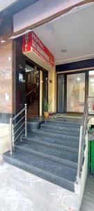 um prédio com escadas em frente a um prédio em Sri Raghavendra Inn em Kākināda mais 6 fotografias