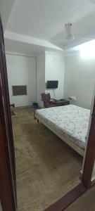 Un dormitorio con una cama y un televisor. en Sri Raghavendra Inn, en Kākināda 6 fotos más