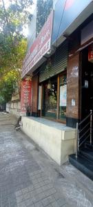 um prédio na beira de uma rua em Sri Raghavendra Inn em Kākināda