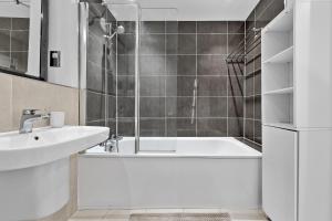 Et badeværelse på Work Crew 2BR with 2 Parking Spaces + 31 billeder