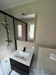 Ένα μπάνιο στο Chalet Aazicht Drenthe met Hottub