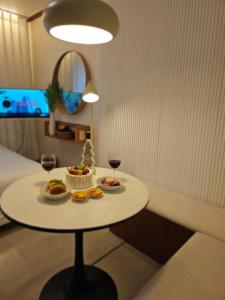 Jídlo v apartmánu nebo okolí + 10 fotografií