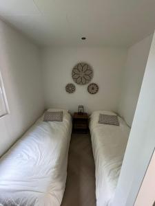 Foto de la galería de Chalet Aazicht Drenthe met Hottub en Zeyen