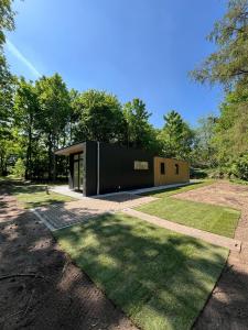 Foto de la galería de Chalet Aazicht Drenthe met Hottub en Zeyen