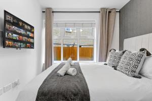 En eller flere senge i et værelse på Work Crew 2BR with 2 Parking Spaces