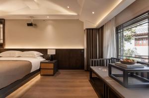 Una cama o camas en una habitación de 松枫三墅丨花园庭院丨丽江古城木府店
