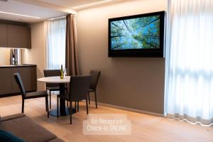 TV a/nebo společenská místnost v ubytování SELF CHECK IN Arbed Living Apartments Arbedo Castione