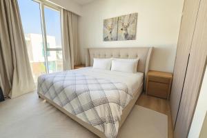sypialnia z łóżkiem i dużym oknem w obiekcie Amaizing Villa in a Calm Neighborhood w Dubaju