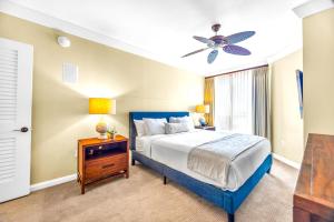 une chambre avec un lit et un ventilateur de plafond dans l'établissement Honua Kai 4 Free Rental Cars KBM Resorts Extra Large Lanai 4 Units 8 Bedrooms HK ML-1287, à Kaanapali Airport