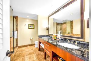une salle de bain avec deux lavabos et un grand miroir dans l'établissement Honua Kai 4 Free Rental Cars KBM Resorts Extra Large Lanai 4 Units 8 Bedrooms HK ML-1287, à Kaanapali Airport 34 autres photos