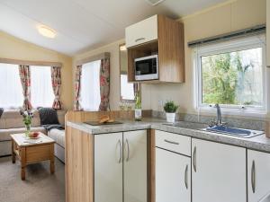 eine Küche und ein Wohnzimmer in einem Wohnwagen in der Unterkunft The Villa At Youlditch Farm in Okehampton + 9 Fotos