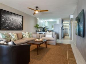 Μια τηλεόραση ή/και κέντρο ψυχαγωγίας στο Skiathos at Beachfront Apartments in Shakas Rock