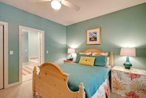 Un dormitorio con una cama con paredes azules. en OG02: 2 Ocean Green, en Kiawah Island 41 fotos más
